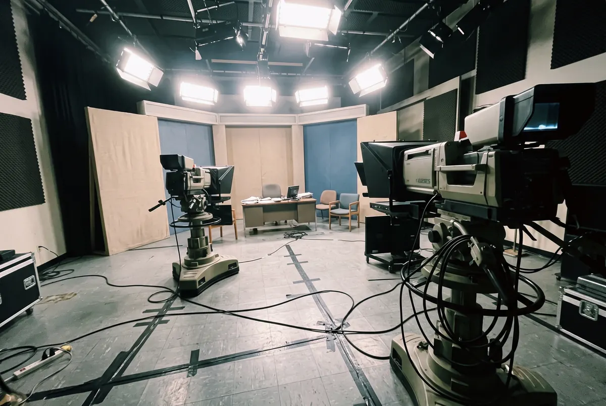 Televizijski studio sa kamerama i kablovima na podu