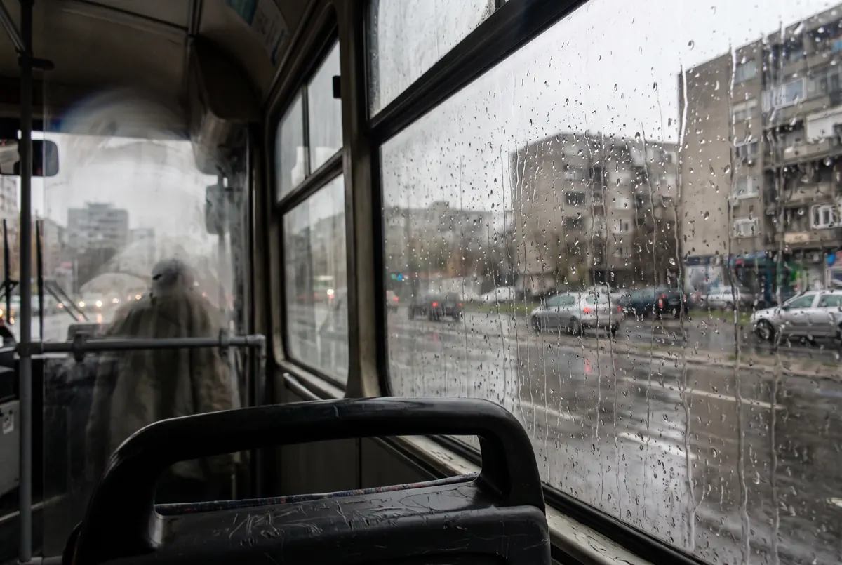 Kiša na prozoru gradskog autobusa